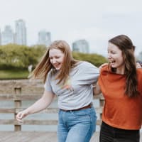 Schule aus. Was nun? Glückliche Schul-Freundinnen