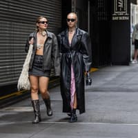 Frisch vom Laufsteg: Diesen Jacken-Trend von der NYFW tragen wir rauf und runter - laut Tory Burch Frauen mit Lederjacken