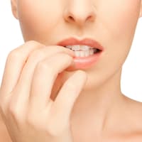 Teaser Nägel kauen quer Teaser Nägel kauen quer