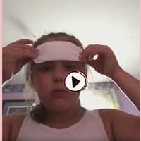 Mädchen-schminkt-sich-mit-Binde-quer Mädchen-schminkt-sich-mit-Binde-quer