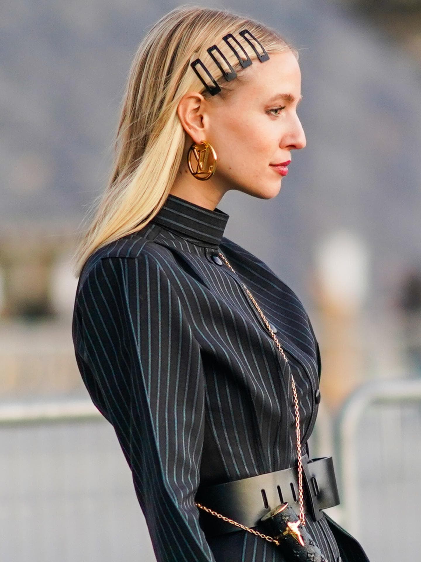 Leonie Hanne mittellange Haare mit Haarspange Leonie Hanne mittellange Haare mit Haarspange