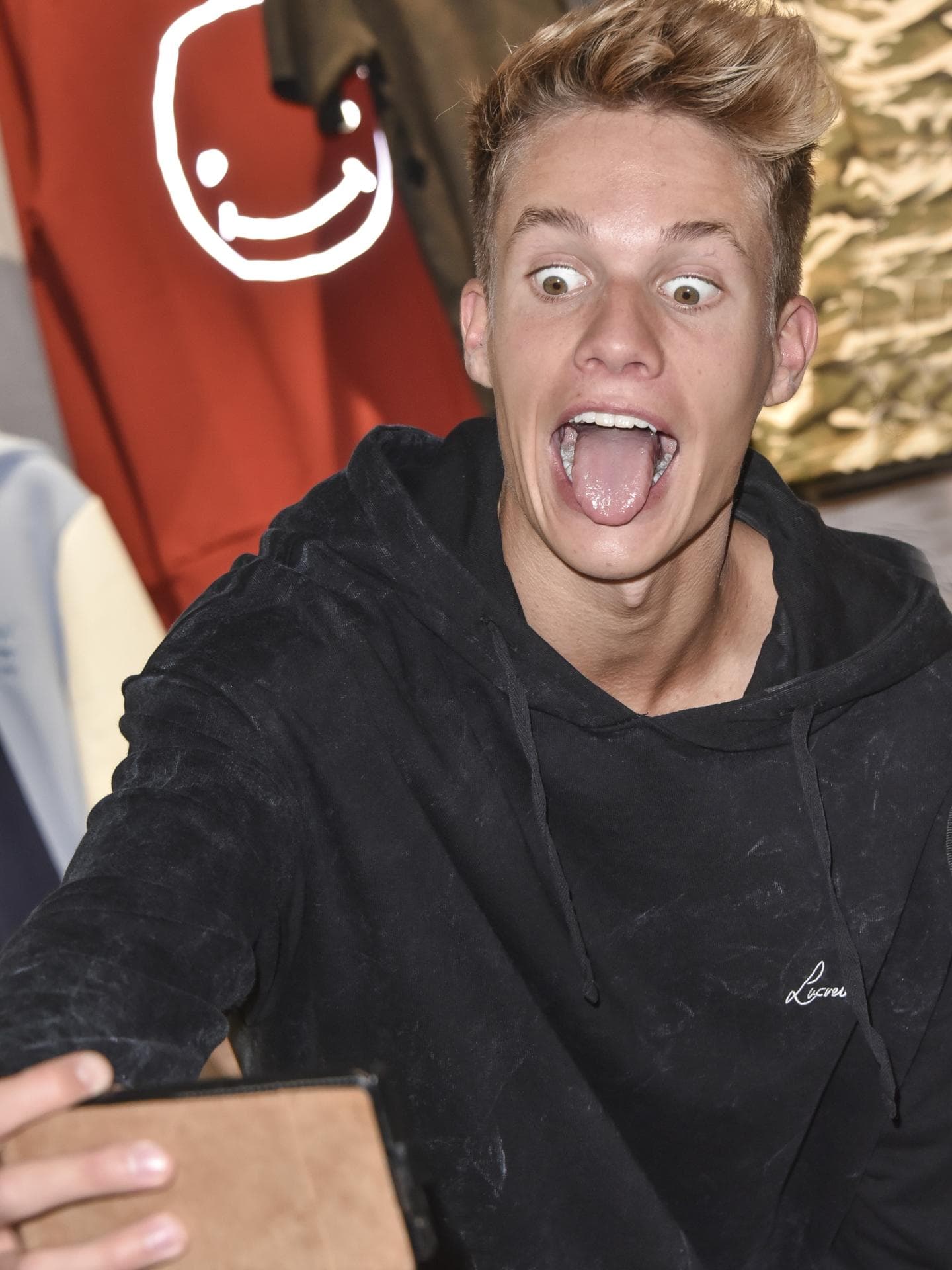 Luca Concrafter humorvoll Luca Concrafter zeigt Zunge