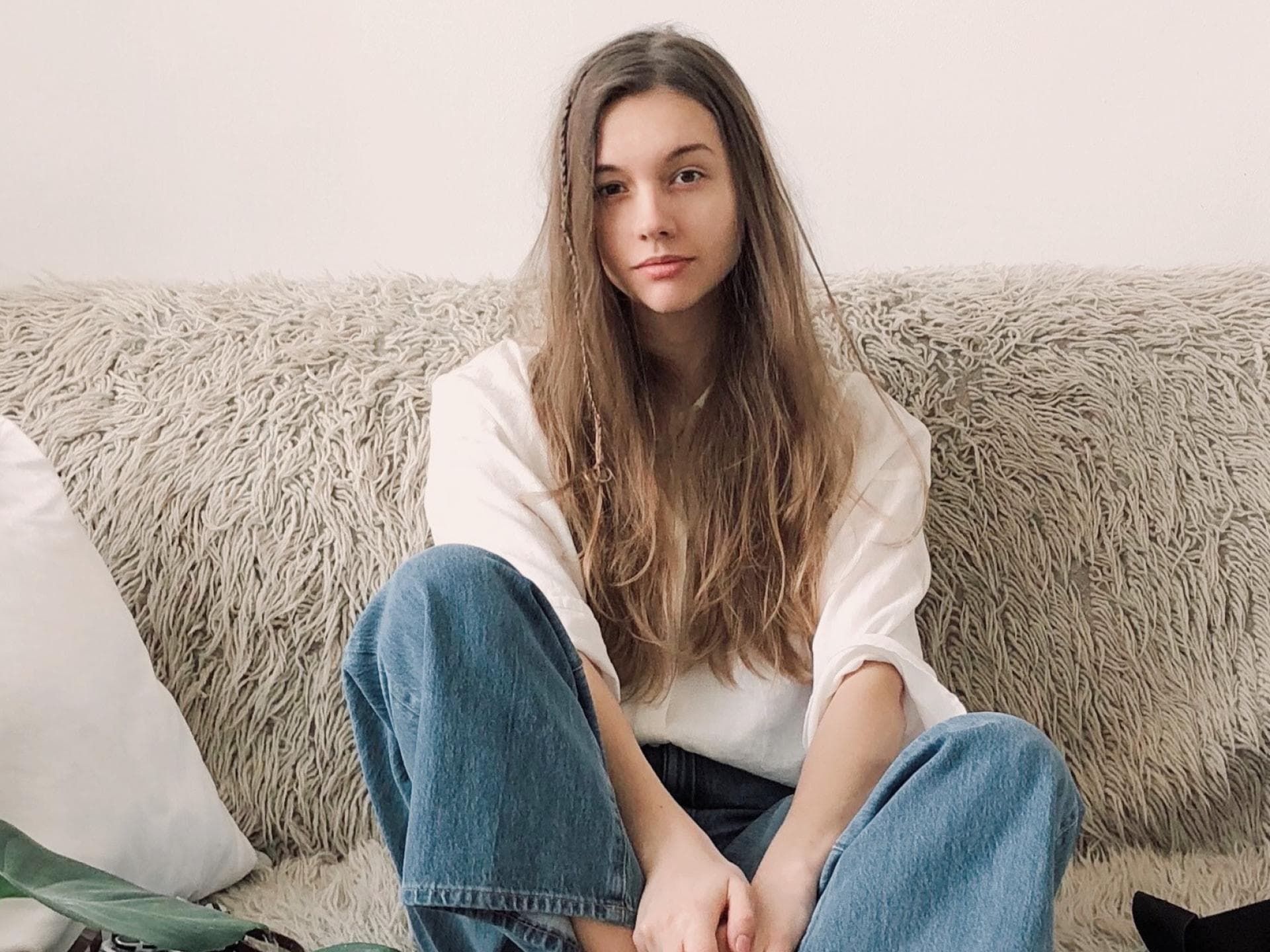 Mädchen auf dem Sofa Mädchen auf dem Sofa