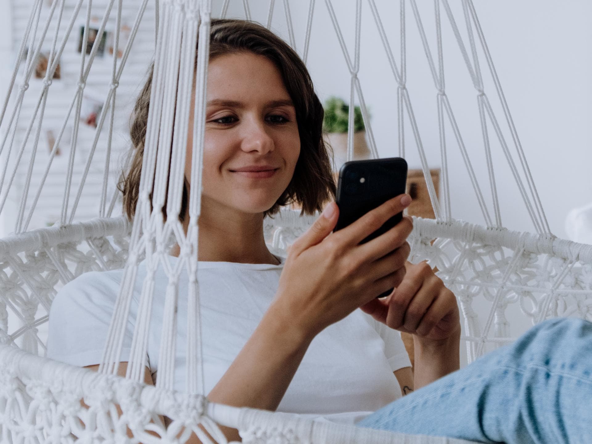 Worüber kann ich mit einem Jungen schreiben? Worüber kann ich mit einem Jungen schreiben? Mädchen schreibt auf ihrem Handy