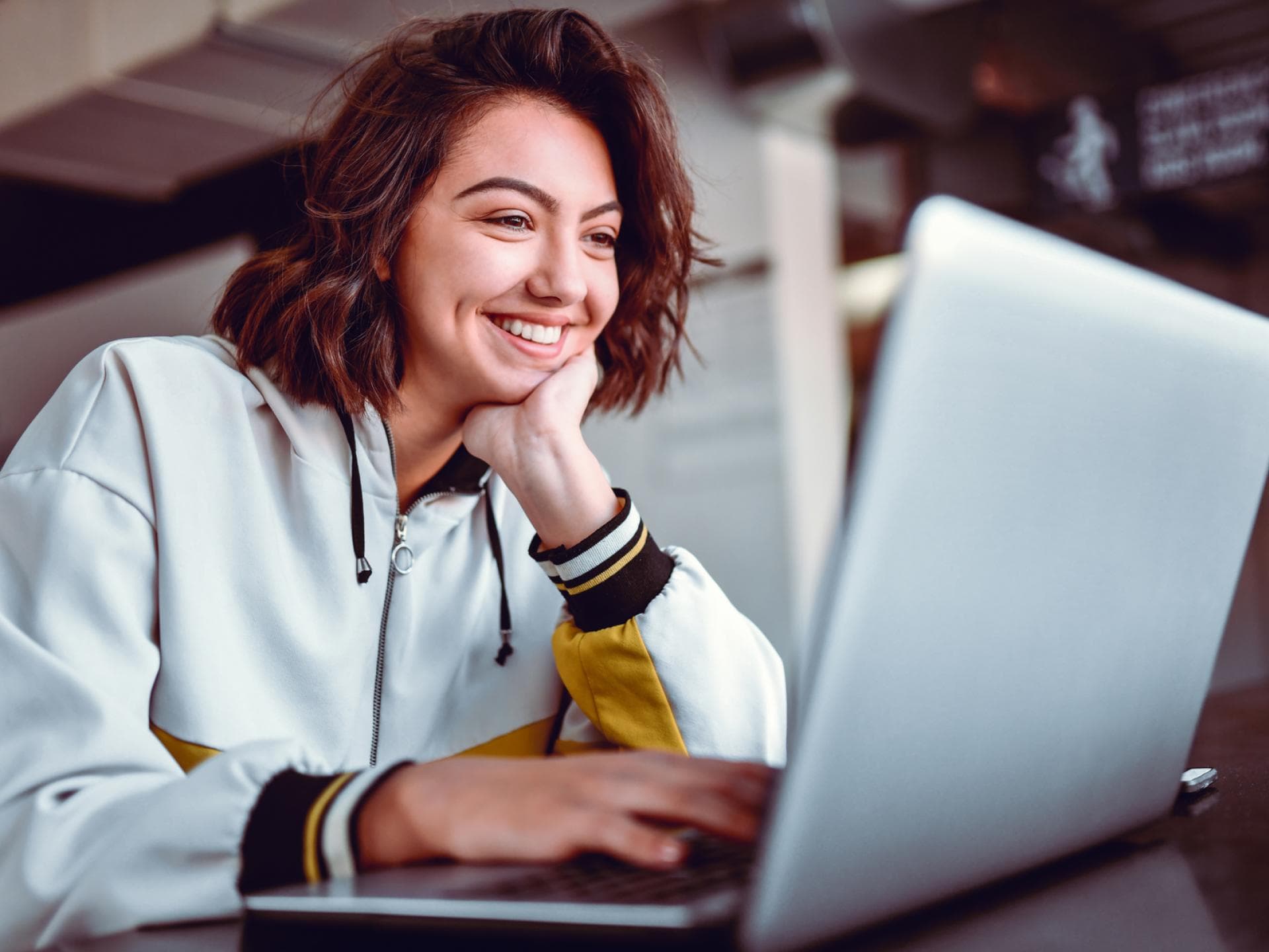 Bewerbung Praktikumsplatz Junges Mädchen sitzt vor einem Laptop