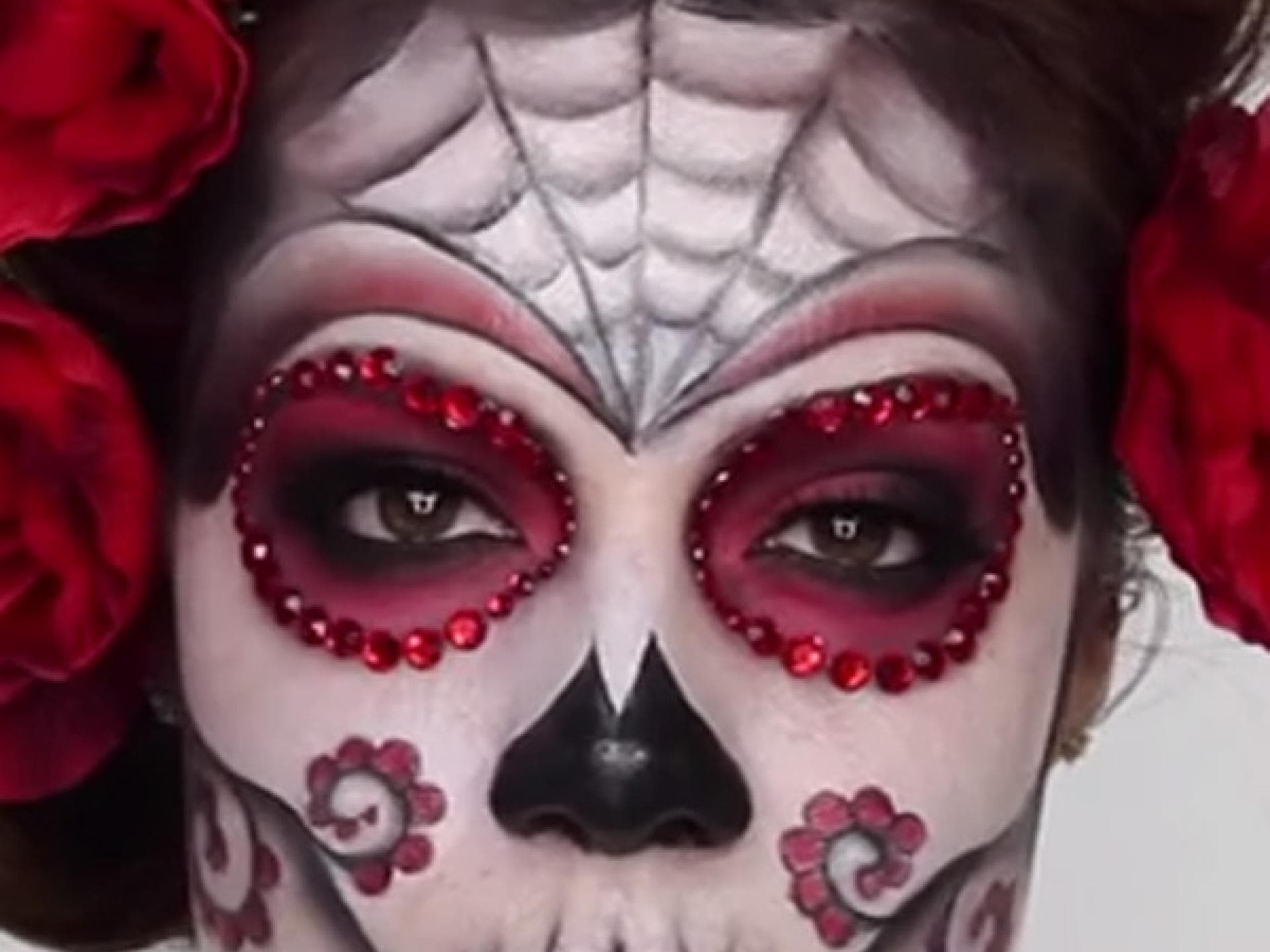 Mexikanische Totenmaske: Schmink-Tutorial Mexikanische Totenmaske: Schmink-Tutorial