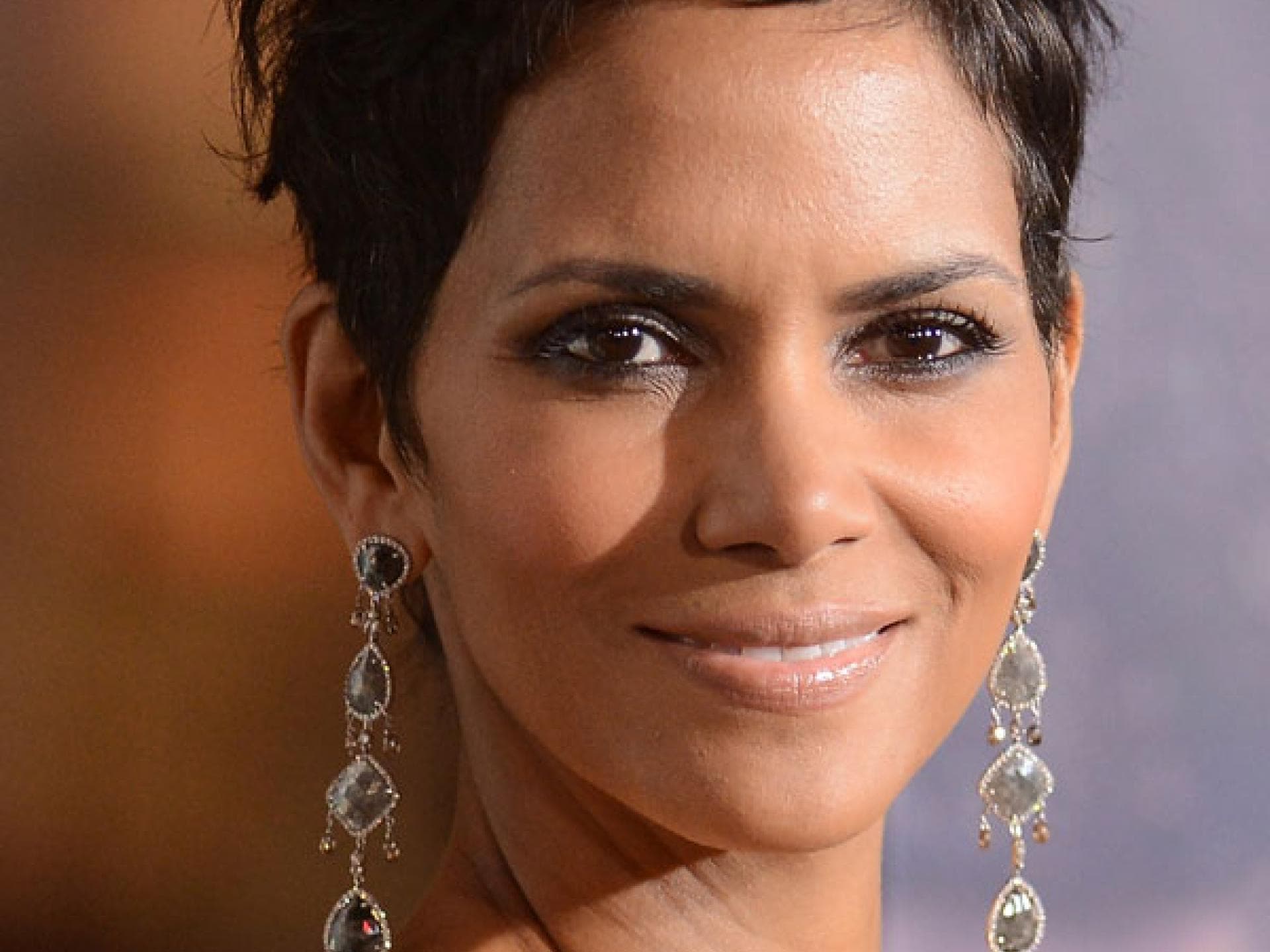 Filmfrisur von Halle Berry in James Bond Filmfrisur von Halle Berry in James Bond