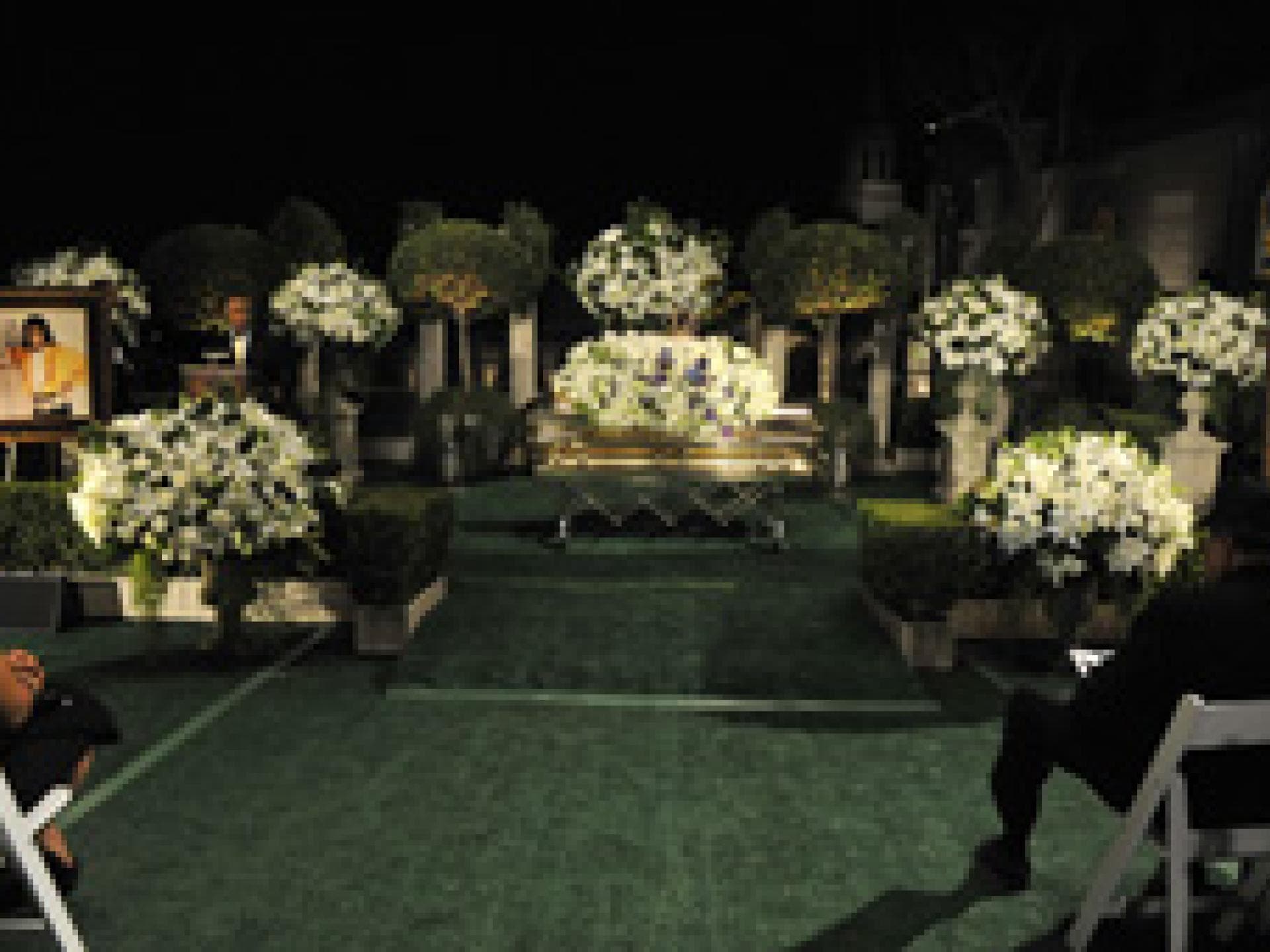 michael-jackson-familie-und-freunde-nehmen-abschied-250x170-bild-1-516082.jpg michael-jackson-familie-und-freunde-nehmen-abschied-250x170-bild-1-516082.jpg