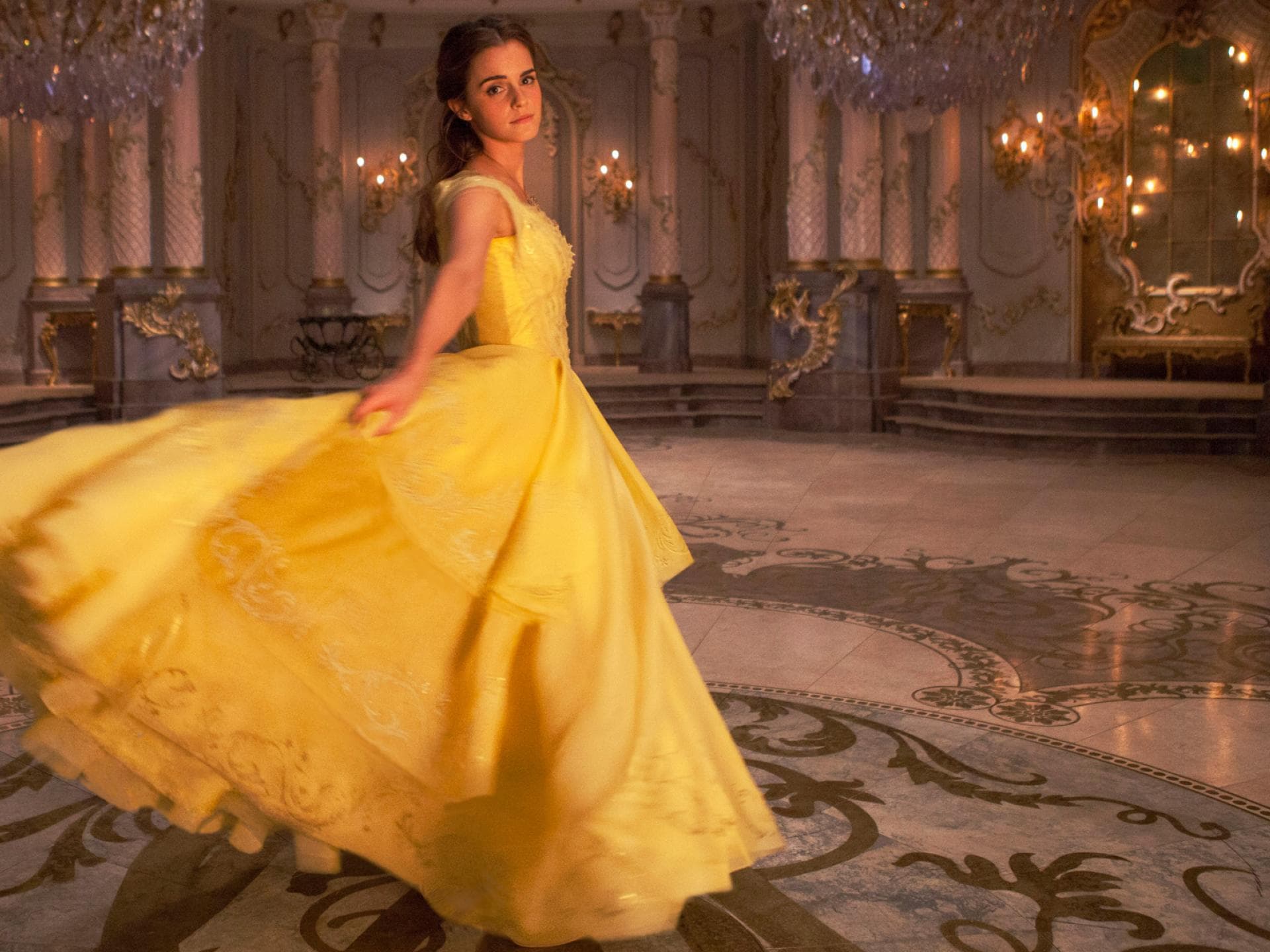 Belle-im-gelben-Ballkleid-quer Belle-im-gelben-Ballkleid-quer