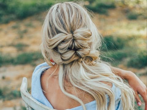 Flechtfrisur Blondes Mädchen mit Felchtfrisur