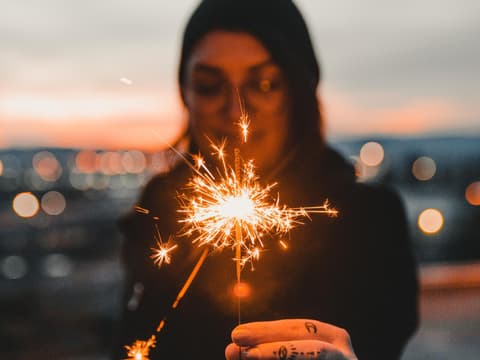 neujahr silvester sprüche junges mädchen silvester bengal kerze in der hand