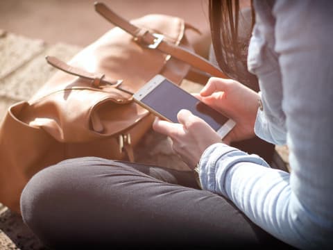 Tiefgründige Fragen: So lernst du dein Gegenüber besser kennen Tiefgründige Fragen: Frau am Handy