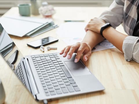 Bewerbung Einleitung Bewerbung schreiben am Laptop